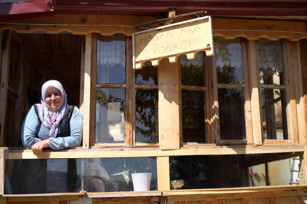 Bayburtlu Kiracı Kadın, Evinin Önünü Adeta Bahçe Haline Getirdi