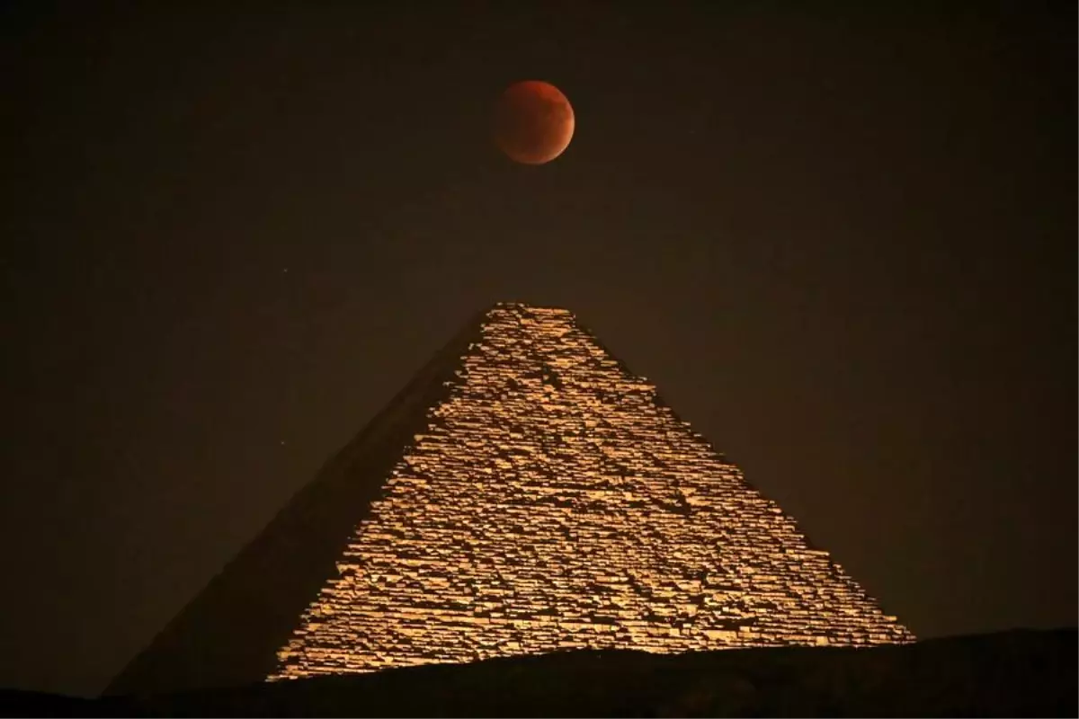 Giza Piramitleri Üzerinde Nadir 'Kanlı Ay' Tutulması