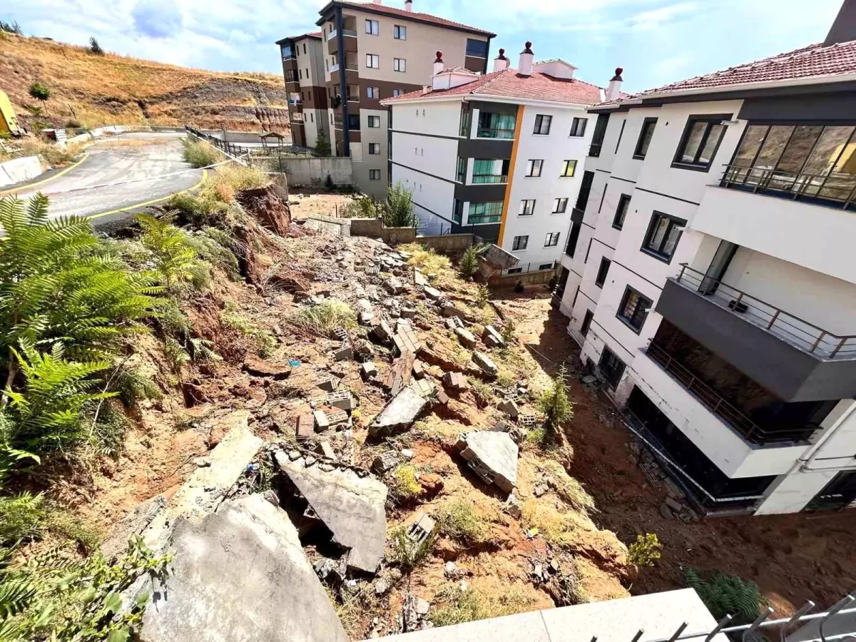 Ankara'da Şiddetli Yağmur Sonrası İstinat Duvarı Yıkıldı