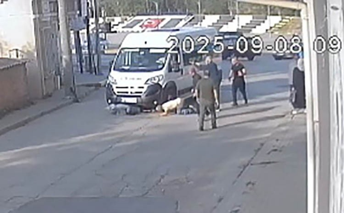 Anne ve oğlu minibüsün altında kaldı