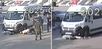 Anne ve oğlu minibüsün altında kaldı