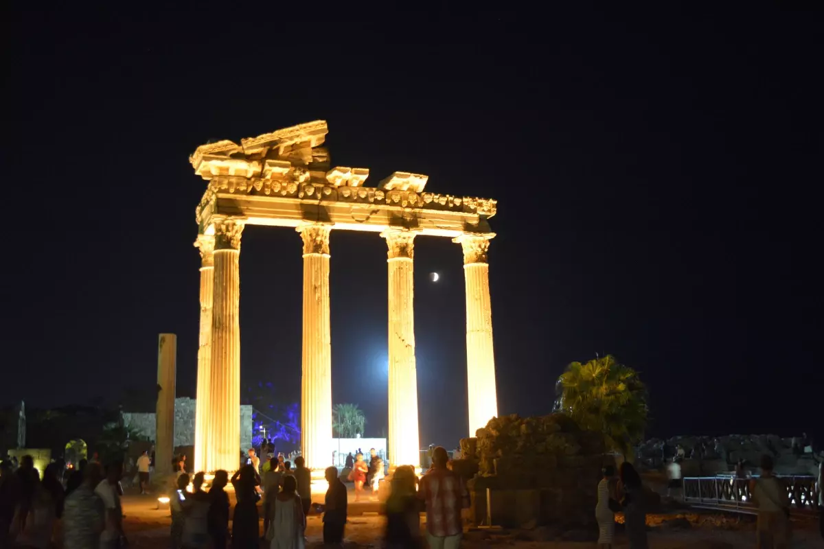 Turistler Apollon Tapınağı'nda Kanlı Ay Tutulmasını İzledi