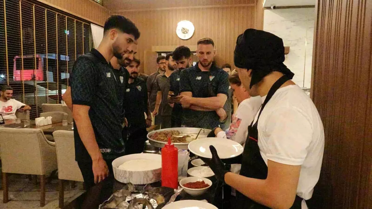 Bursaspor, Mersin’de Galibiyeti Tantuni ile Kutladı