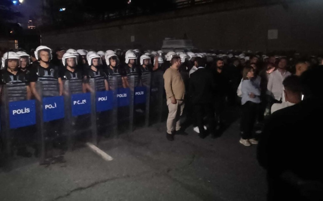 Çevik kuvvet ekipleri CHP İstanbul İl Başkanlığı önünde toplandı, arbede çıktı Çevik kuvvet ekipleri CHP İstanbul İl Başkanlığı önünde toplandı, arbede çıktı