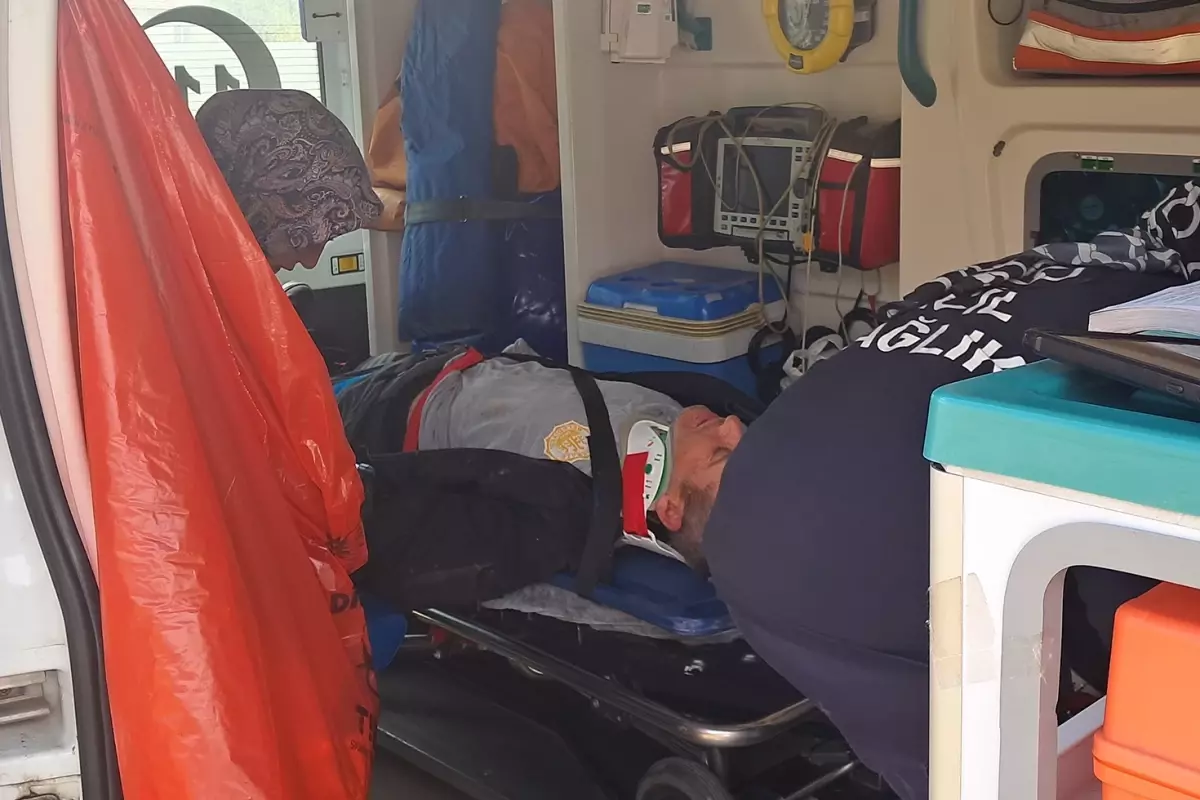 Çöp kamyonu direğe çarptı, temizlik görevlisinin kolu koptu