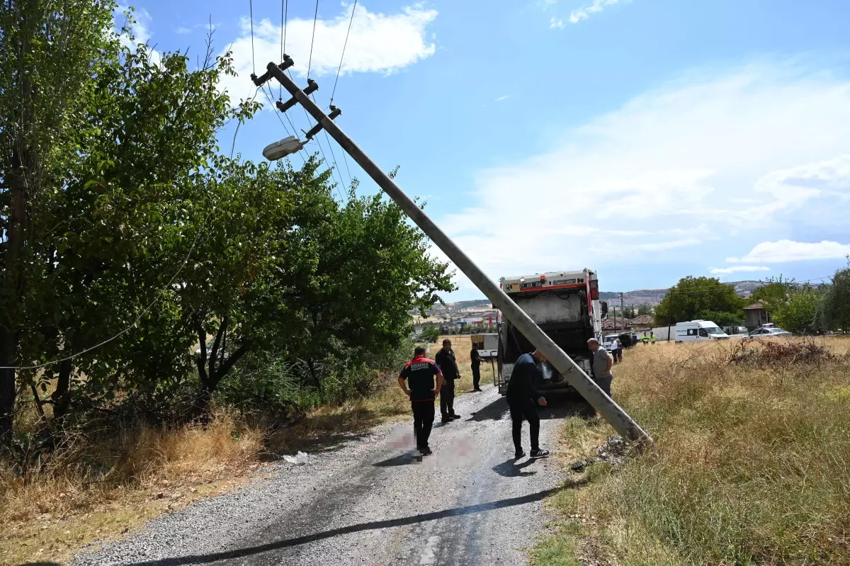 Kırıkkale'de Çöp Kamyonu Elektrik Direğine Çarptı: 2 Yaralı