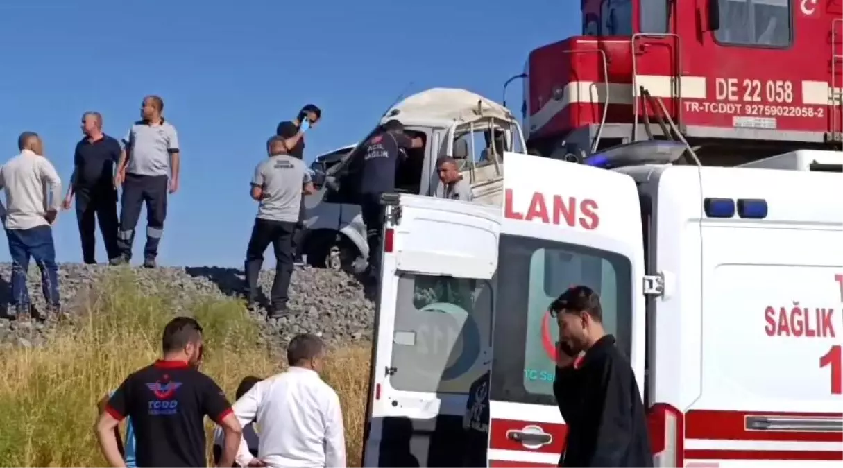 Elazığ'da Tren Kamyonete Çarptı: 1 Yaralı