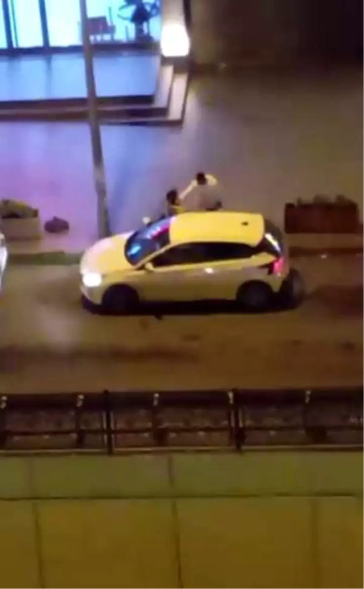 İstanbul'da Kadın, Sokak Ortasında Adam Tarafından Darbedilip Araca Bindirilmeye Çalışıldı