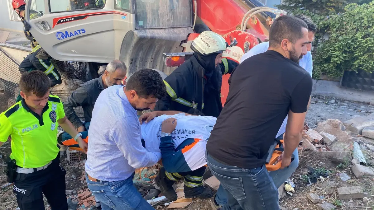 Freni Boşalan İş Makinesi Kaza Yaptı: 4 Yaralı