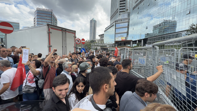 Gürsel Tekin, protestolar sürerken CHP İl Başkanlığı binasına girdi