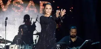Hülya Avşar bikinisiyle yerleri boyadı