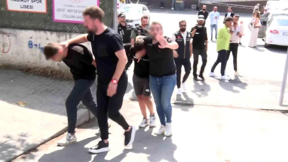 Kadıköy'de Okul Çevresinde Huzur Denetimi, 2 Şüpheli Gözaltına Alındı