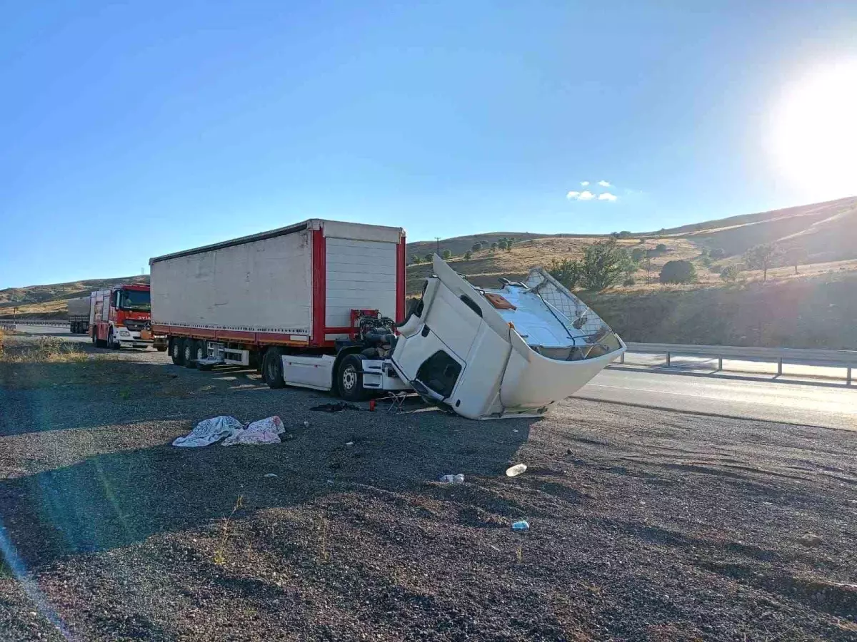 Erzurum'da Trafik Kazasında Yabancı Plakalı Tır İkiye Ayrıldı