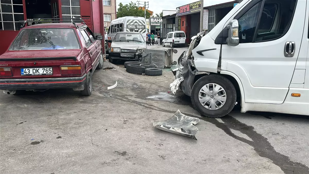 Kütahya'da Okul Servislerinin Çarpışması: 7 Yaralı