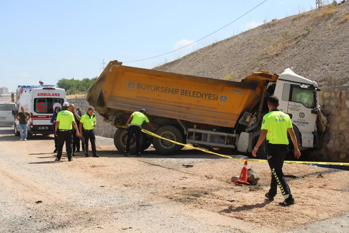 Malatya'da Lastiği Patlayan Kamyon Kazası: Şoför Hayatını Kaybetti