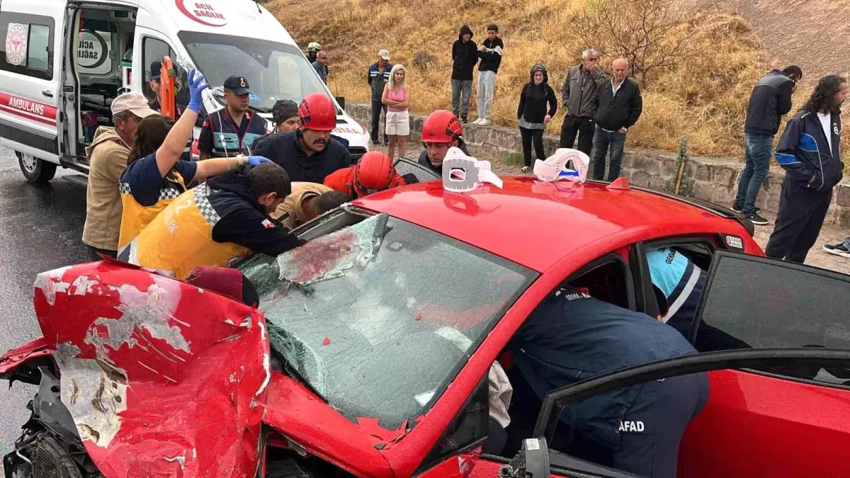 Nevşehir'de Turistleri Taşıyan Minibüs ile Otomobil Kafa Kafaya Çarpıştı