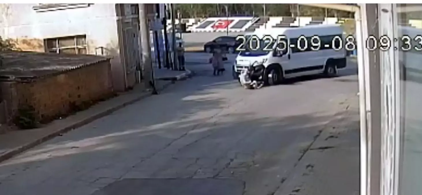 Tekirdağ'da Servis Minibüsü Anne ve Oğluna Çarptı