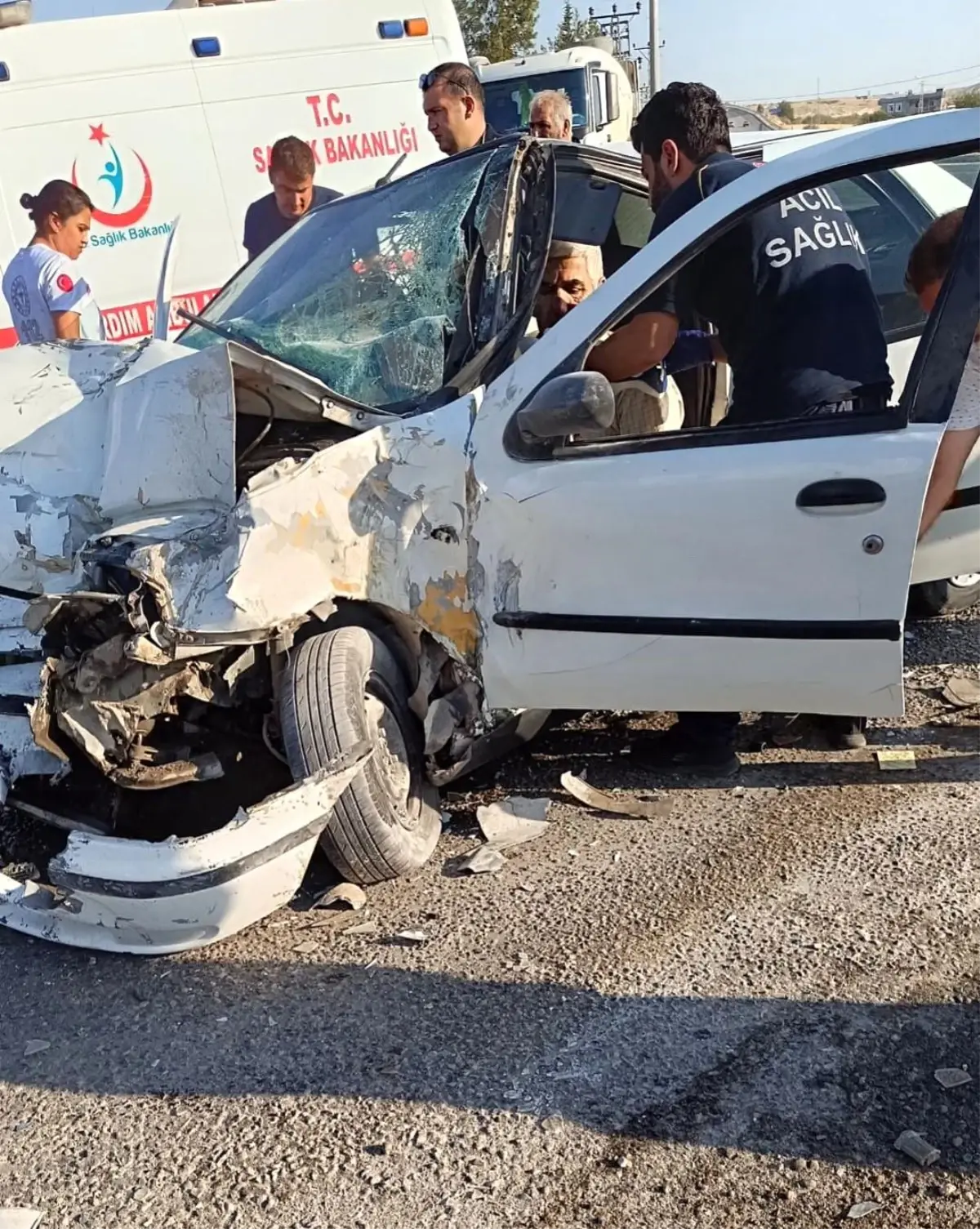 Adıyaman'da otomobil ile tırın çarpışması sonucu 2 yaralı