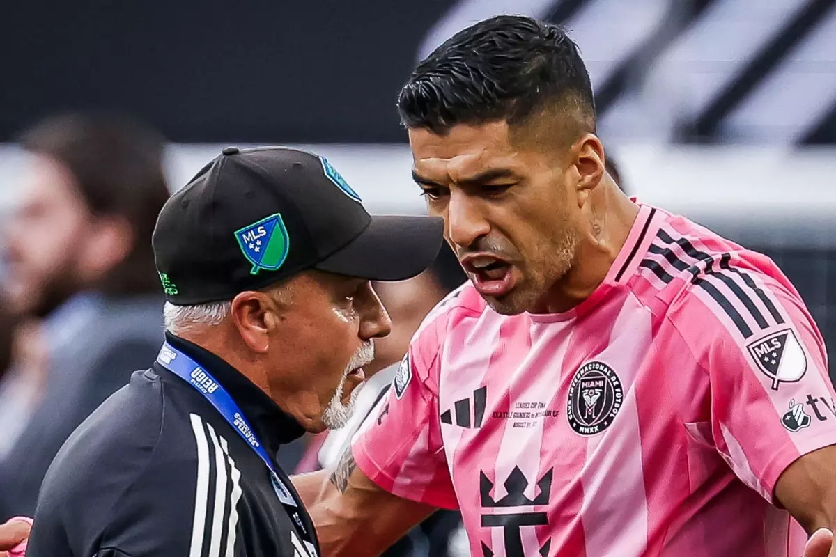 Rakibine tüküren Luis Suarez'e men cezası