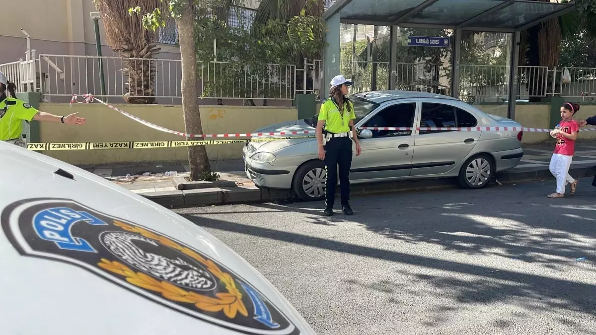 Şanlıurfa'da Kontrolden Çıkan Otomobil Otobüs Durağına Daldı: 1 Ölü, 3 Yaralı