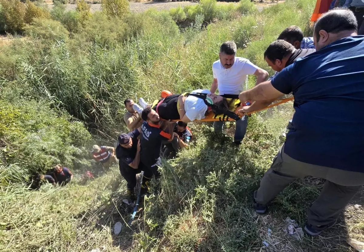 Siirt'te Öğretmenleri Taşıyan Araç Dereye Uçtu: 2 Yaralı