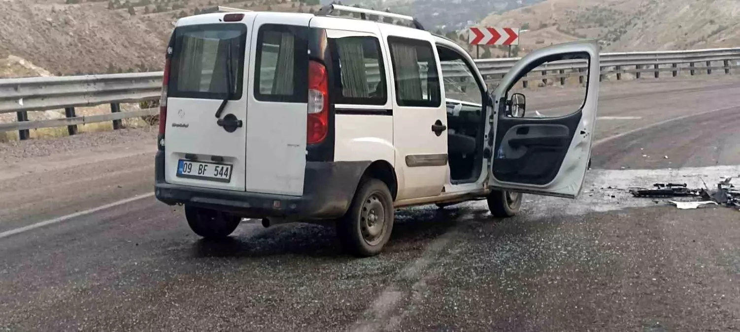 Sivas'ta Kafa Kafaya Çarpışma: 4 Yaralı