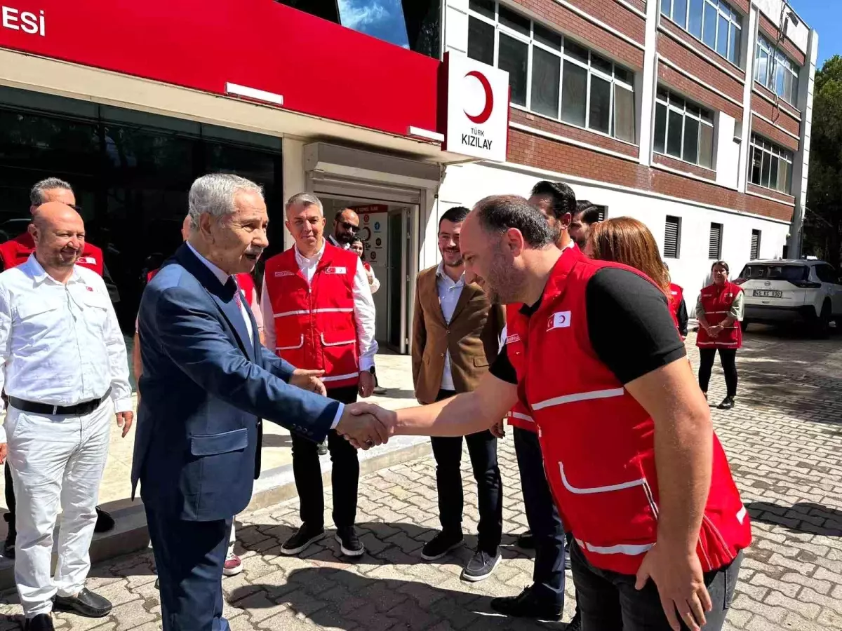 Bülent Arınç ve Ahmet Mücahit Arınç, Türk Kızılay Manisa İl Merkezi'ni Ziyaret Etti