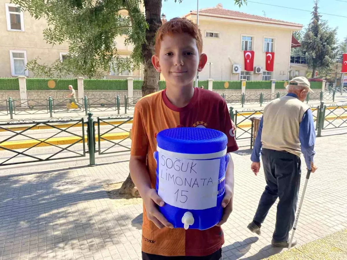 11 Yaşındaki Rasefe, Limonata Satarak Hem Eğleniyor Hem Para Kazanıyor