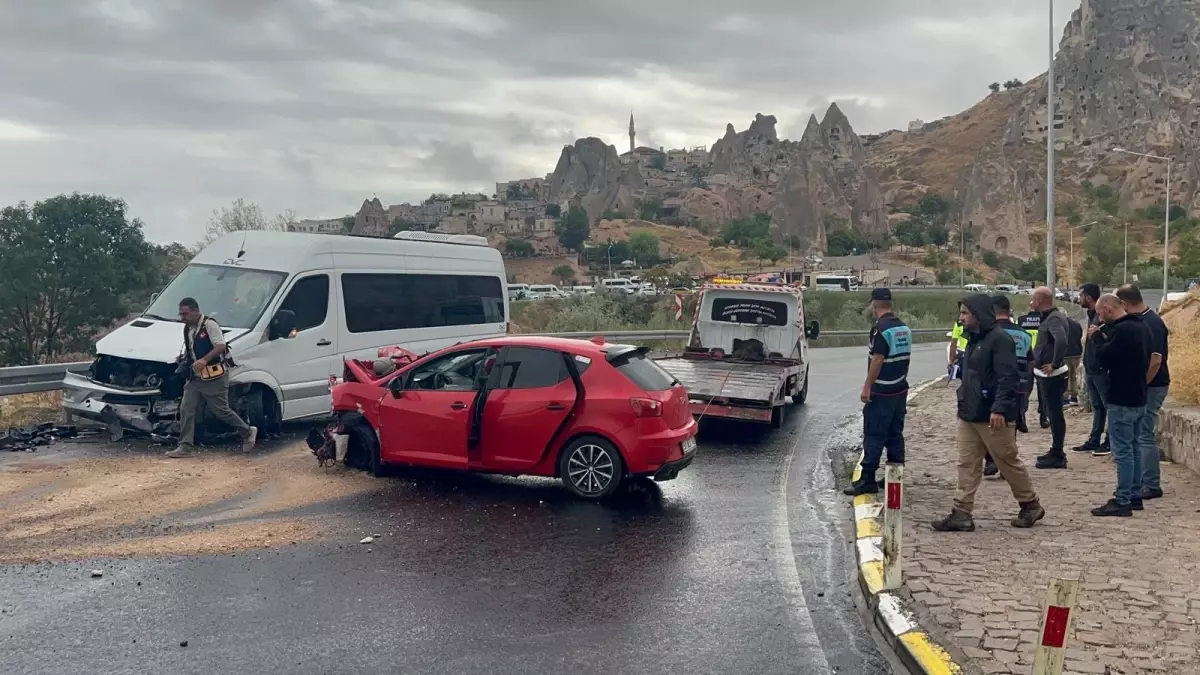 Nevşehir'de Turistleri Taşıyan Minibüs ile Otomobil Çarpıştı: 6 Yaralı