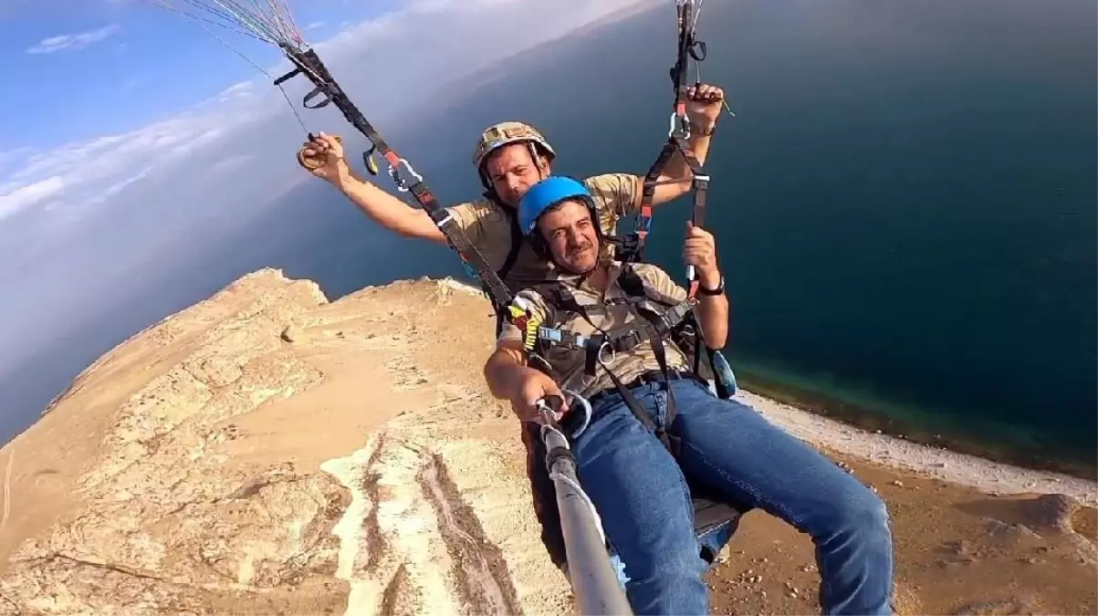 Erciş'te Yamaç Paraşütü Gösterisi: 'Terörsüz Türkiye' Vurgusu
