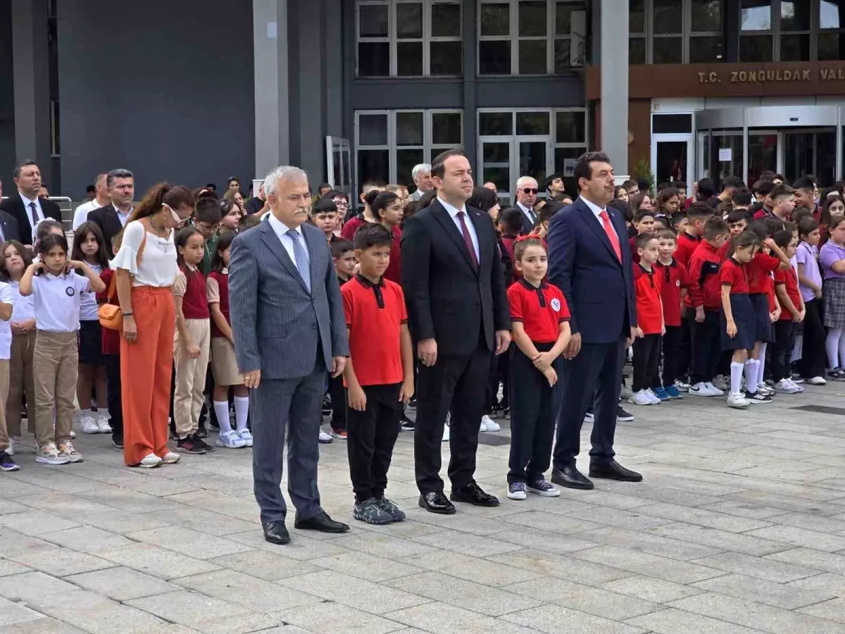 Zonguldak'ta Eğitim Öğretim Yılı İçin Çelenk Sunma Töreni Düzenlendi