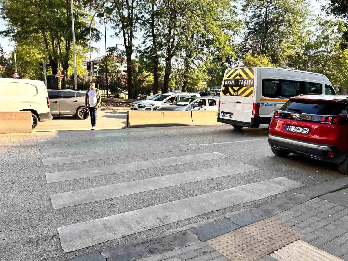 Yaya Geçidinde Tartışma: Sürücü Kadına Yumruk Attı