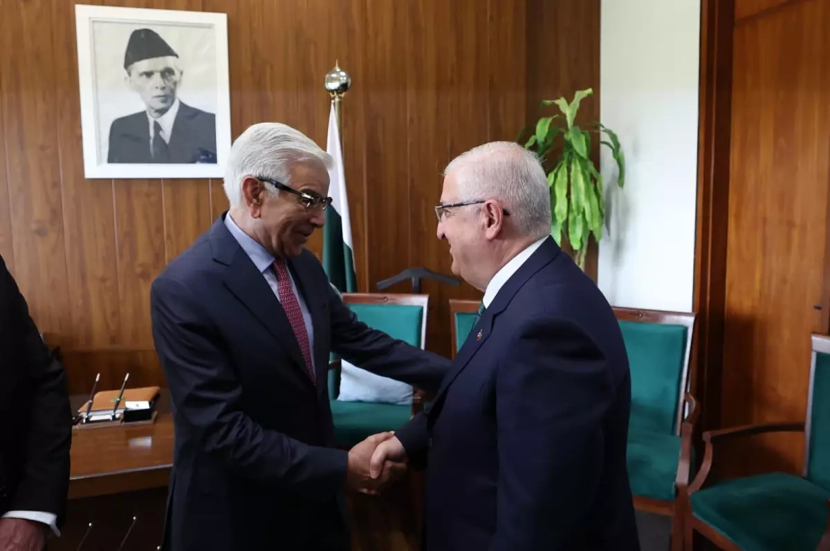 Bakan Güler, Pakistan Savunma Bakanı Asif ile bir araya geldi