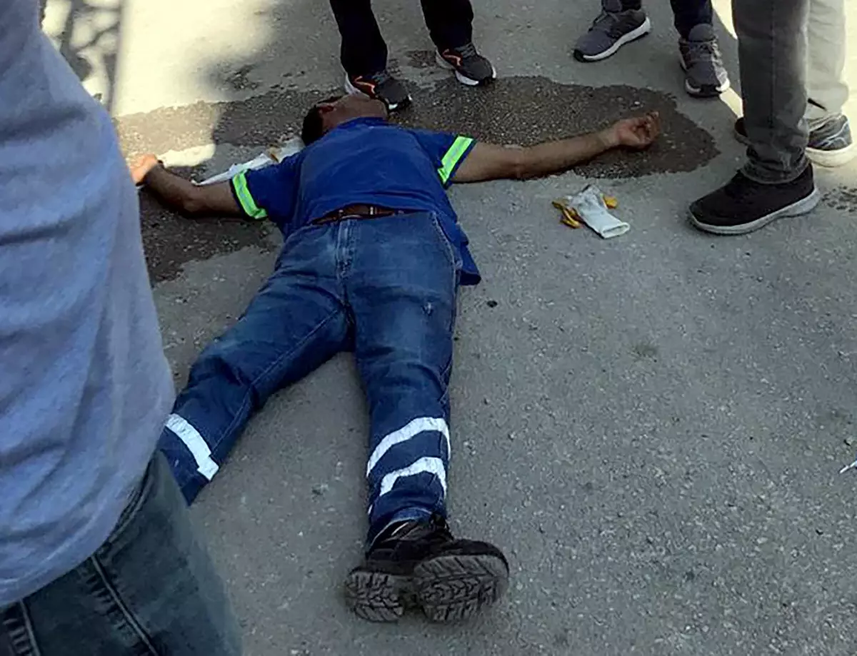 Baba ve oğlu balkondan sokağa çöp atıp temizlik işçisini darp etti