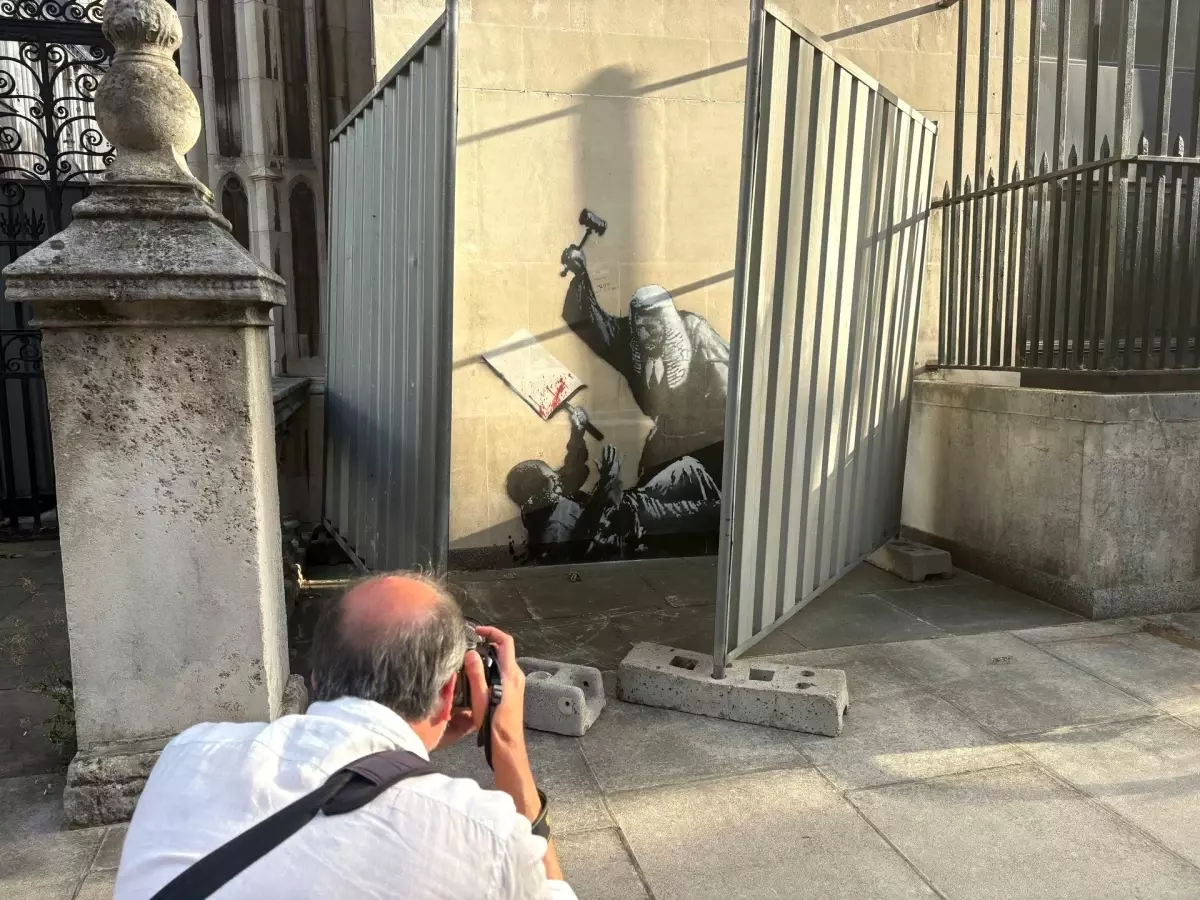 Banksy'nin Londra'da Yaptığı Sokak Sanatı Kapatıldı