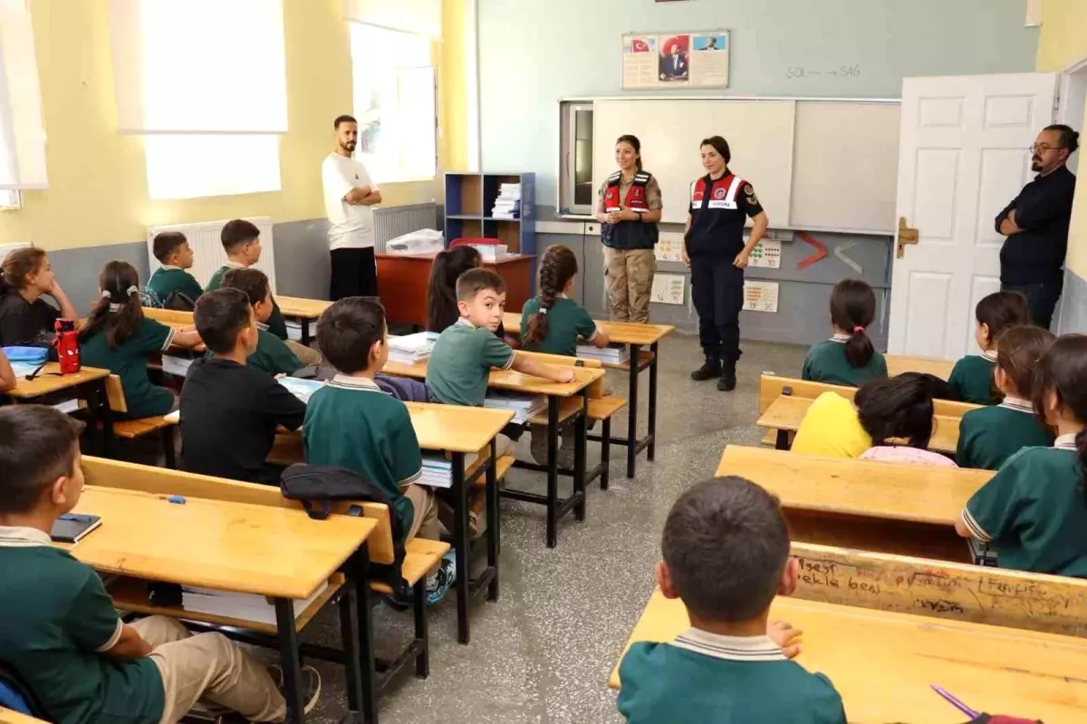 Bingöl'de Jandarma Öğrencilerle İlk Gün Coşkusunu Paylaştı