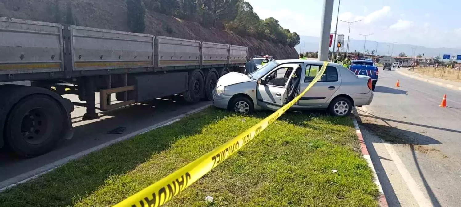 Çanakkale'de Tır-Otomobil Kazası: 1 Ölü, 1 Yaralı