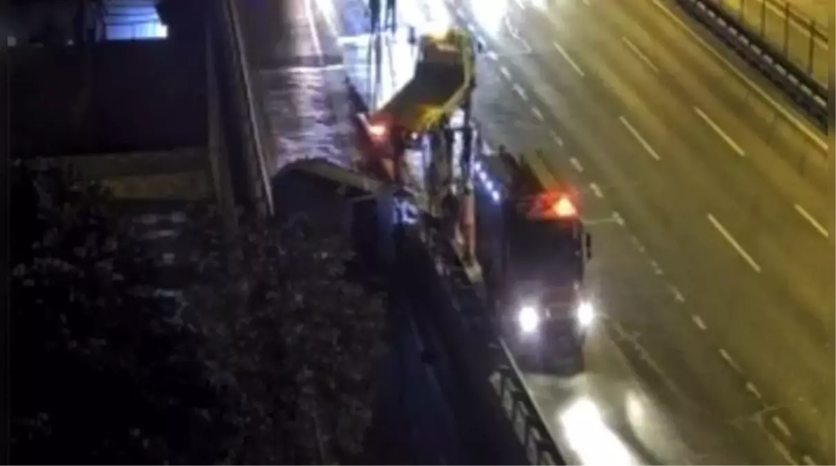 Eyüpsultan'da Minibüs Bariyere Çarparak Devrildi