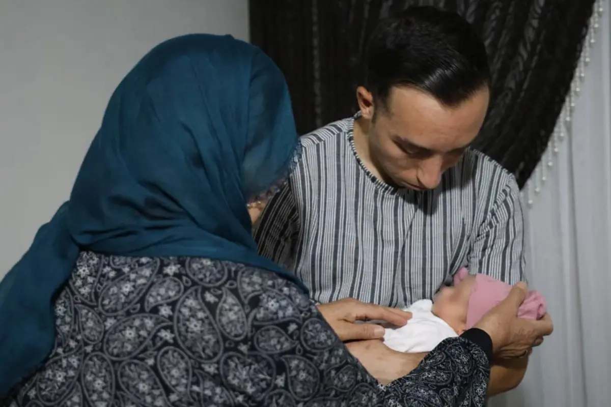 Eve dönen aile bebeğin kıyafetlerini çıkarınca şoke oldu: DNA testi istedim