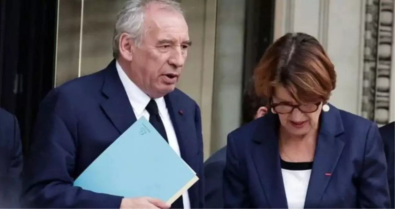 Fransa'da hükümet neden düştü? Fransa demokrasisi hangi yöne evriliyor?