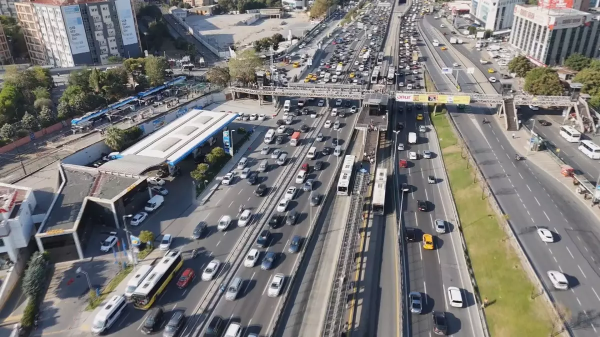 İstanbul'da Okul Servisleri Yola Çıktı, Trafik Yoğunluğu Yüzde 60'a Ulaştı
