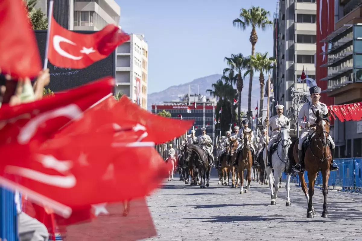 İzmir'in Kurtuluşu Bayrak Töreni ile Kutlandı