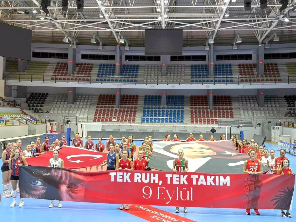 İzmir'in Kurtuluşu 103. Yıldönümünde Kadın Voleybol Takımlarıyla Kutlandı