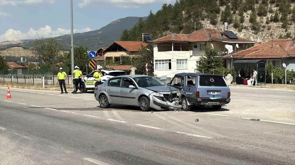 Karabük'te İki Otomobil Çarpıştı: 6 Yaralı