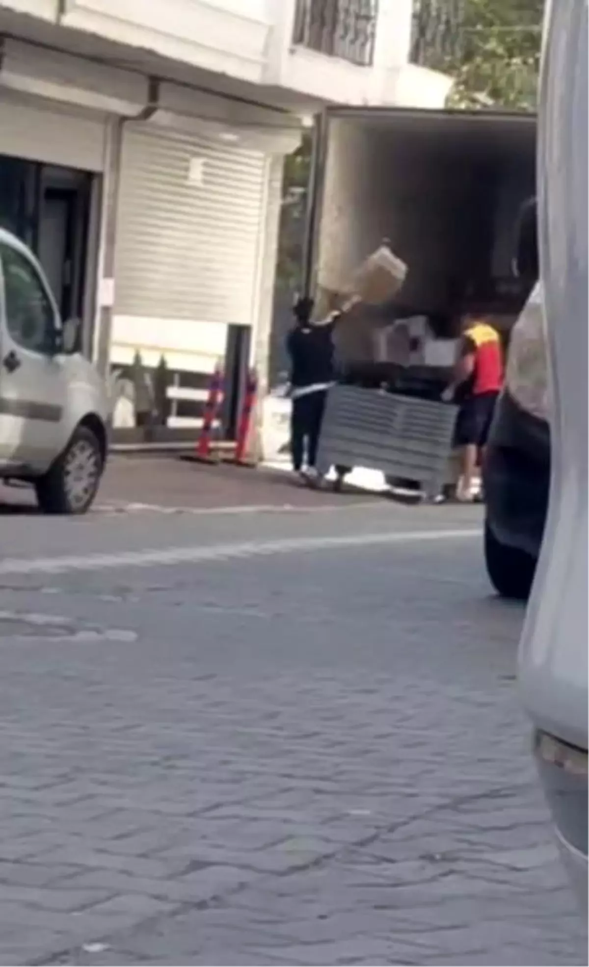 Esenyurt'ta Kargo Çalışanlarının Paket Fırlatma Anları Kamerada