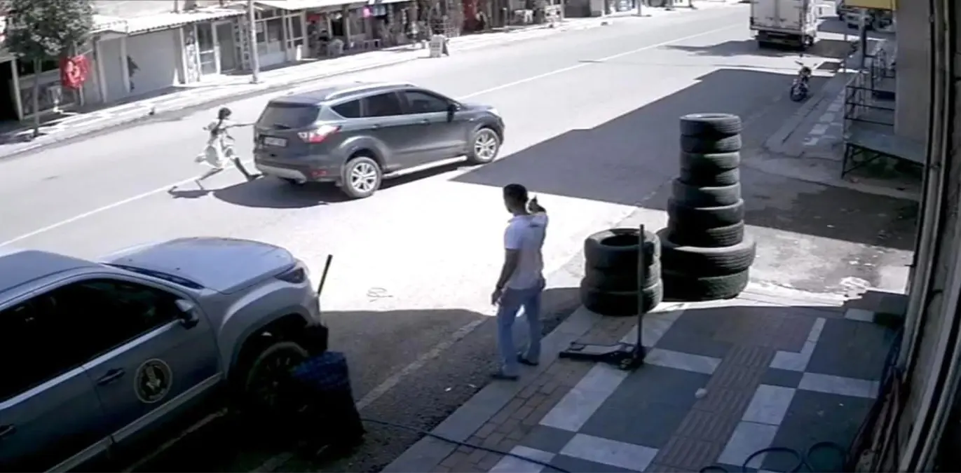 Yolun Karşısına Geçen Kızın Kazadan Son Anda Kurtulması Sonrası Anneden Dayağı