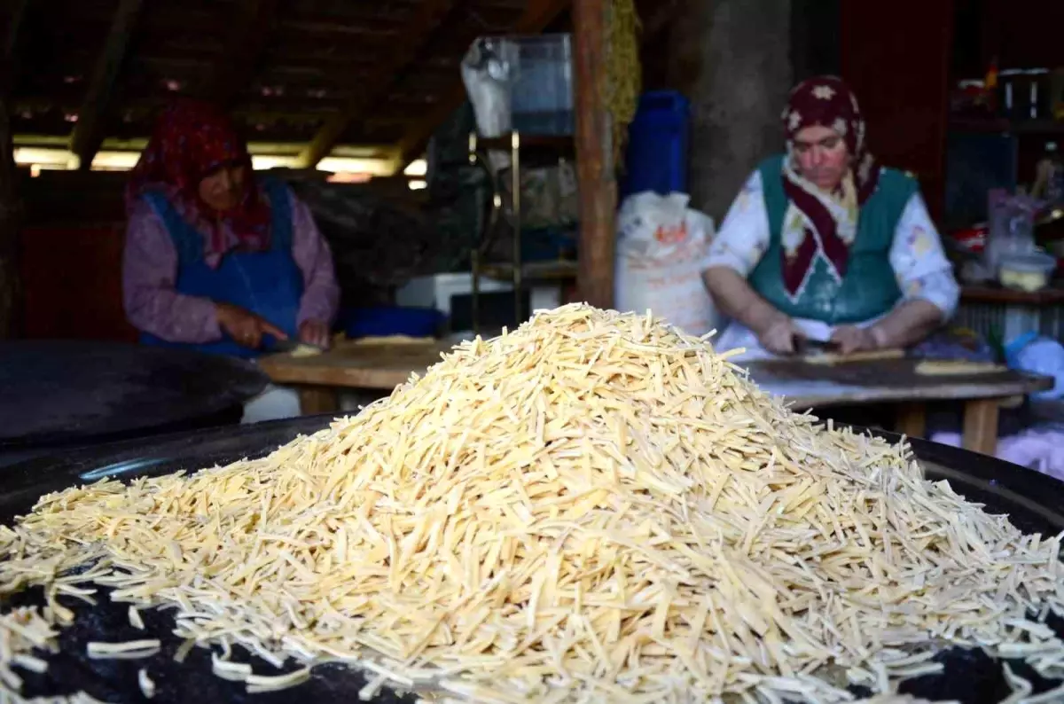 Erzincan'da Kadınlardan Kışlık Gıda Hazırlıkları İmece Usulü Devam Ediyor