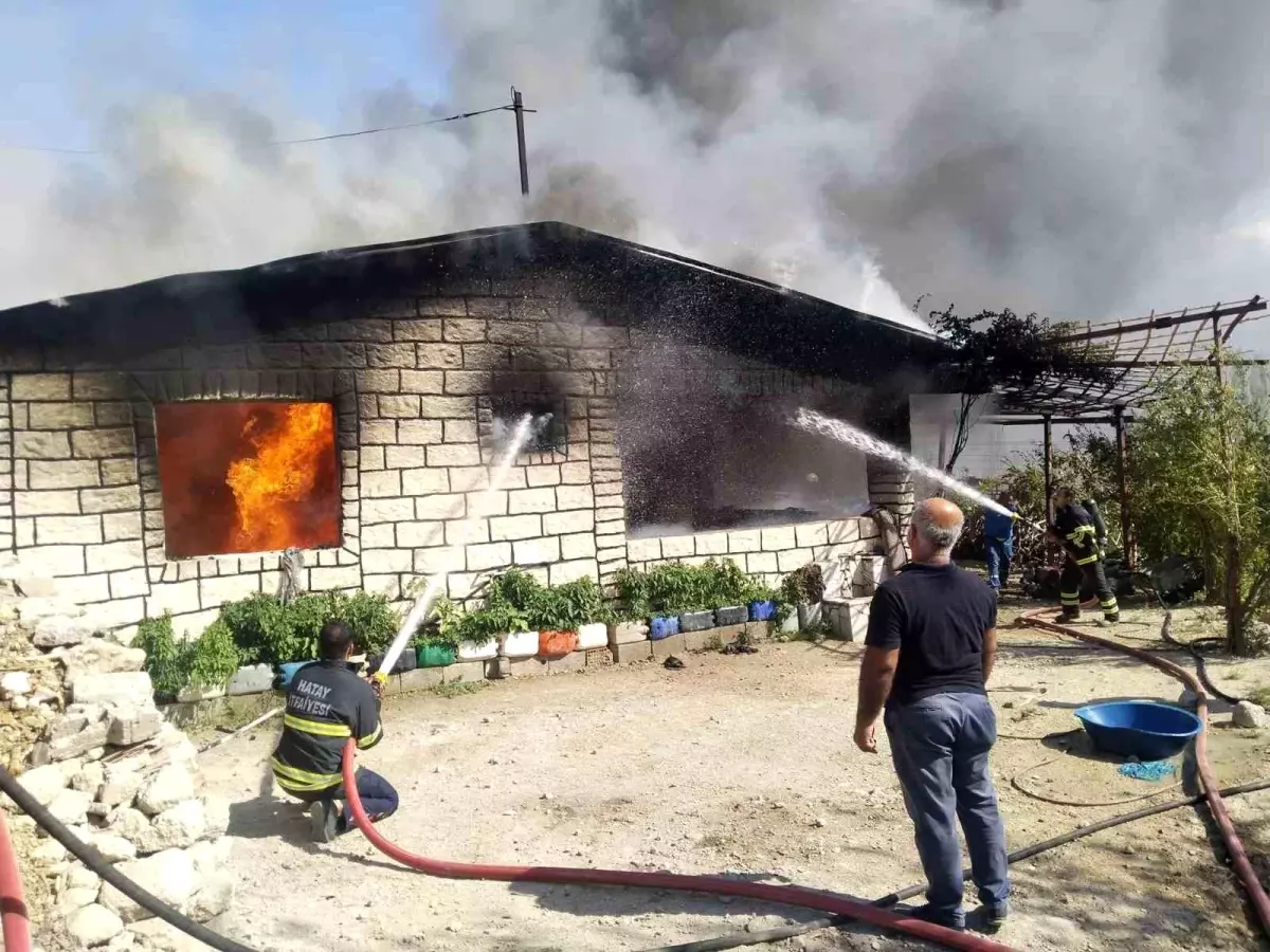 Hatay'da Tek Katlı Müstakil Evde Yangın Çıktı