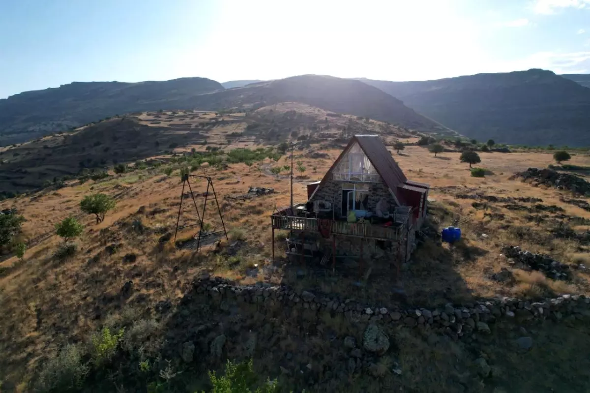 Antika Eşyalarla Donatılmış Bungalov Evde Nostalji Yaşanıyor