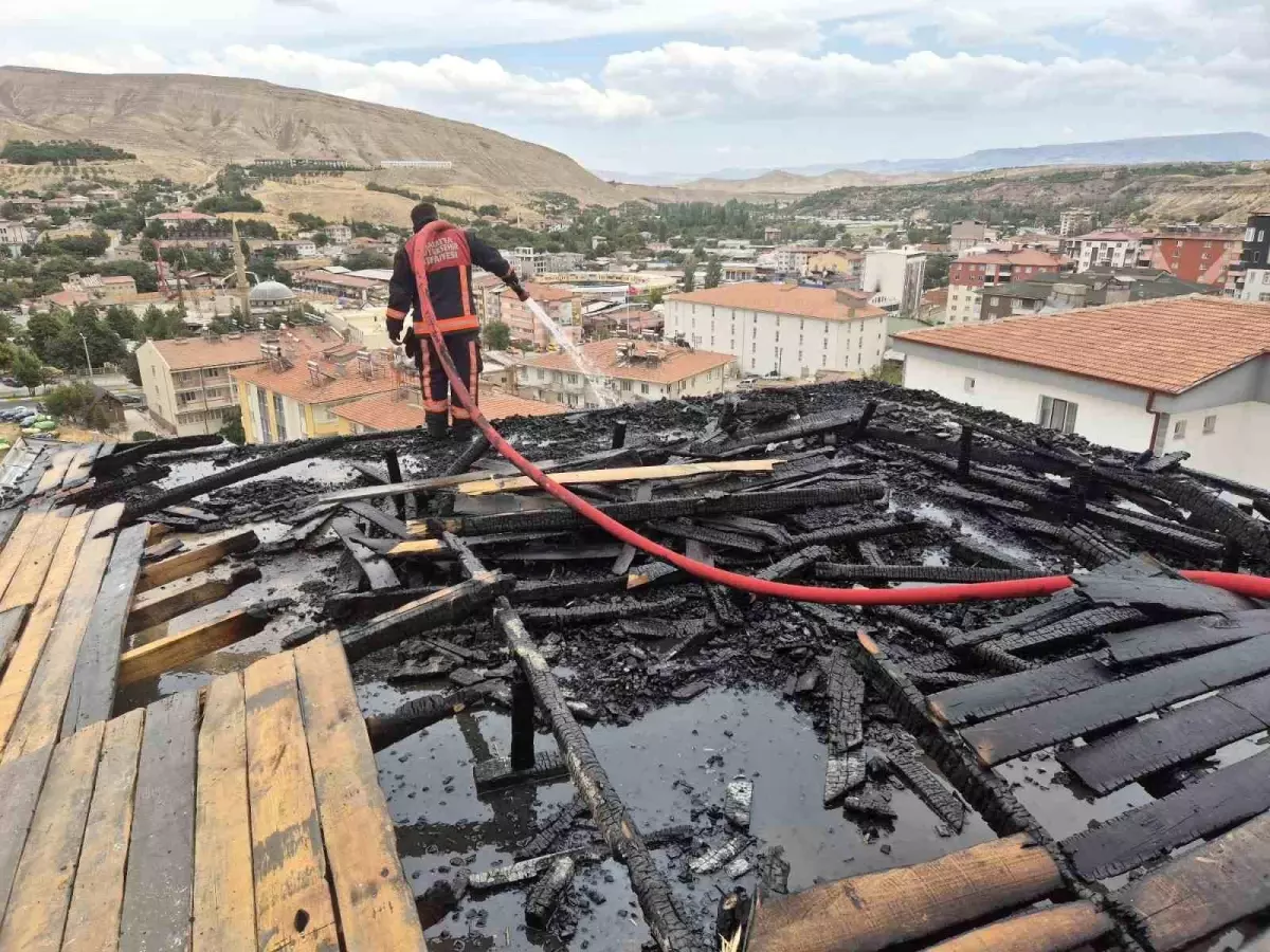Malatya'da İnşaat Halinde Apartman Çatısında Yangın Çıktı